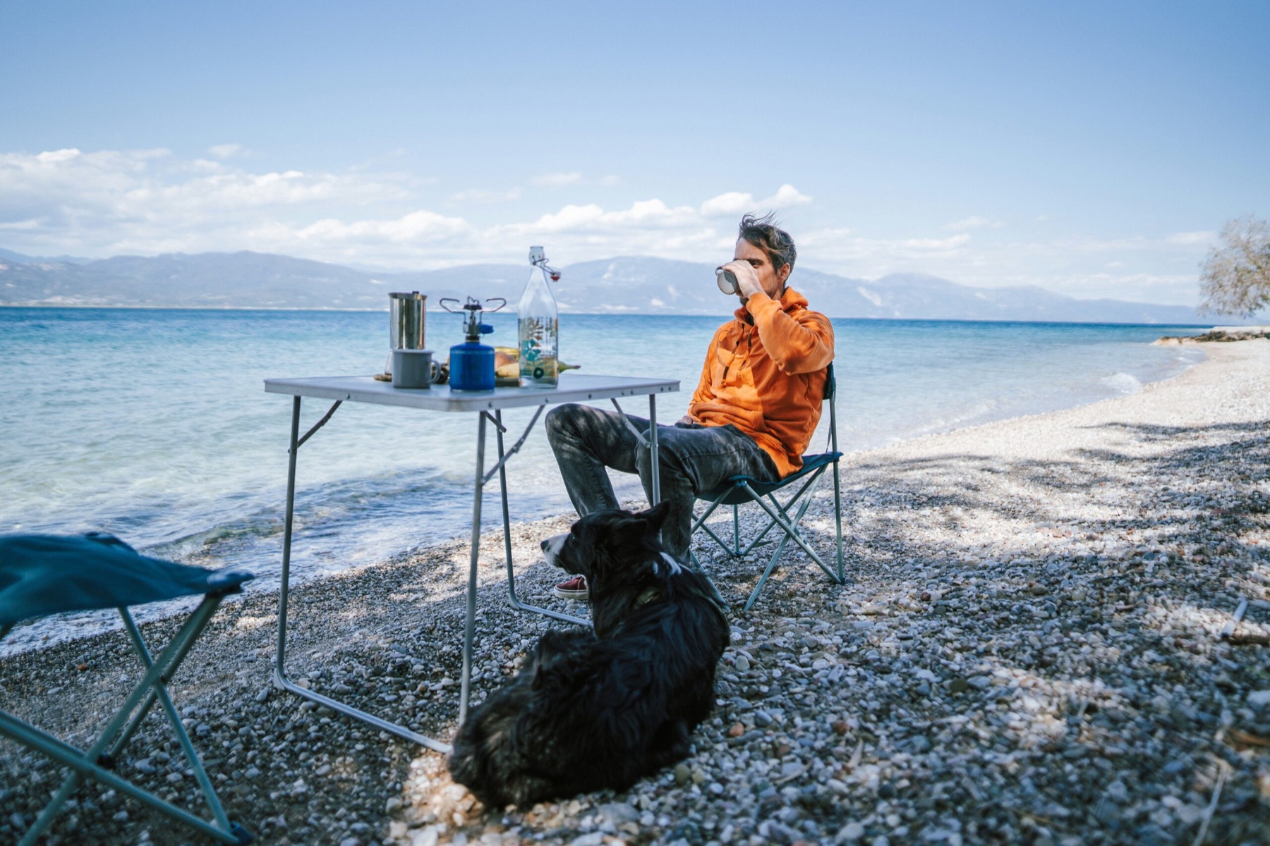 Flörtöz görüntülü sohbet başlatmadan önce göl kenarında dinlenen yalnız gezgin