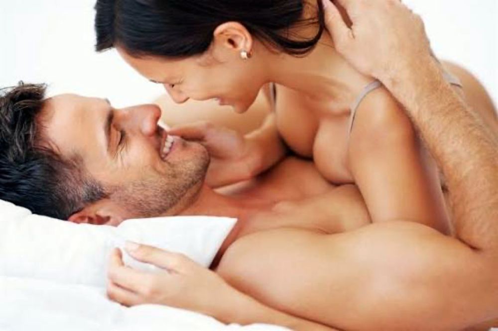 セックスチャットルームでケミストリーを築いた後の親密な笑顔のカップル
