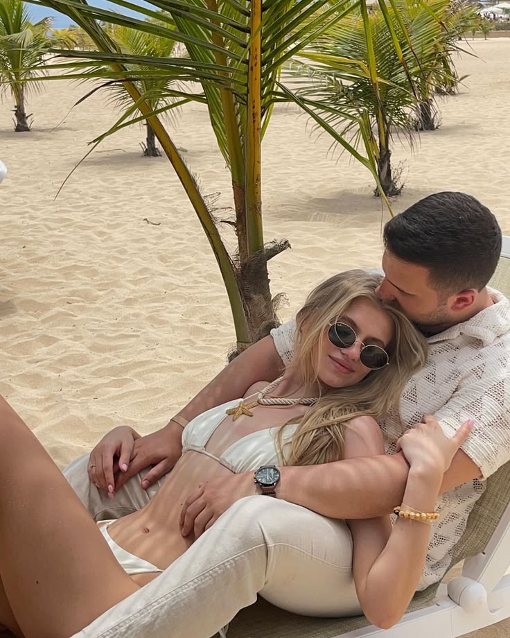 Beach couple portrait representing one-on-one video chat chemistry